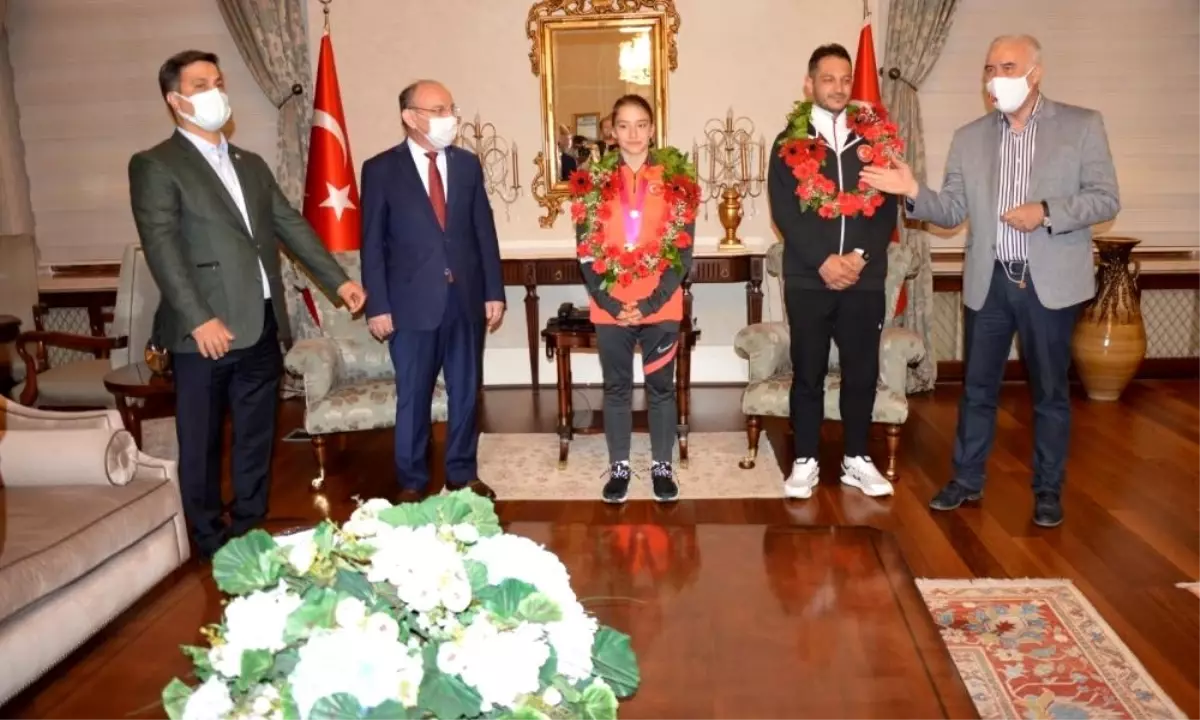 Dünya Şampiyonu Ayşe Begüm Coşkuyla Karşılandı