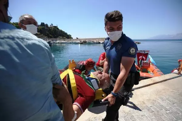 Güneşlenirken cankurtaran kulübesi üzerine devrildi Güneşlenirken cankurtaran kulübesi üzerine devrildi