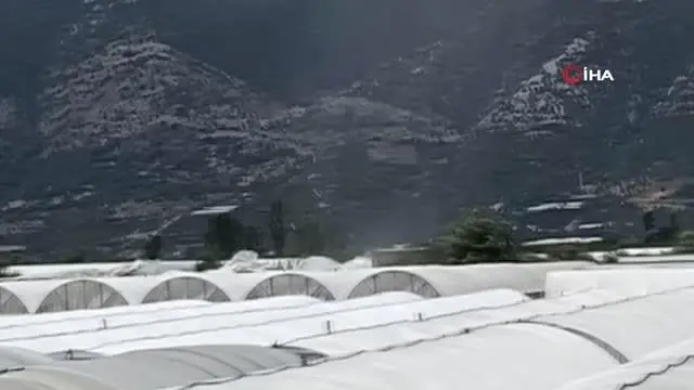 Hortum seraların naylonlarını böyle uçardı Hortum seraların naylonlarını böyle uçardı