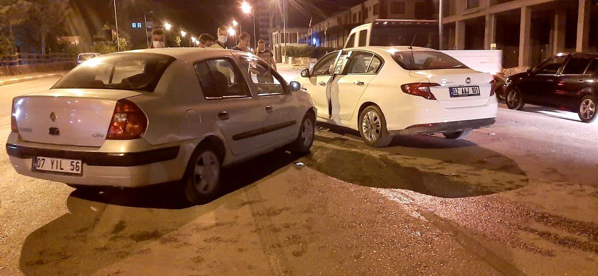 İki otomobil çarpıştı: 2 yaralı