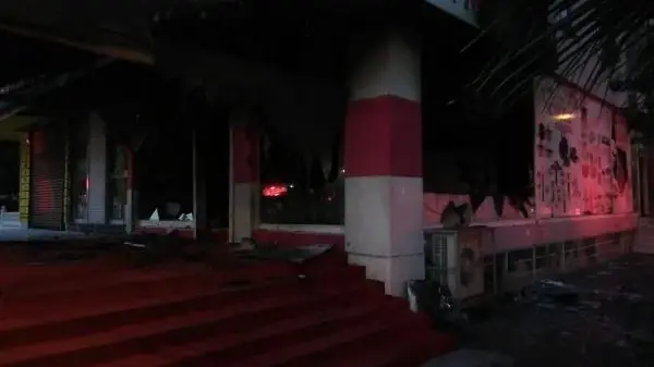 Son dakika haber... ADANA İş yerinde çıkan yangında mahsur kalan kişiyi vatandaşlar kurtardı Son dakika haber... ADANA İş yerinde çıkan yangında mahsur kalan kişiyi vatandaşlar kurtardı