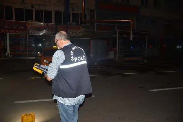 Kalaşnikof ve tabancayla dürümcüyü kurşunlayıp, kaçtılar Kalaşnikof ve tabancayla dürümcüyü kurşunlayıp, kaçtılar