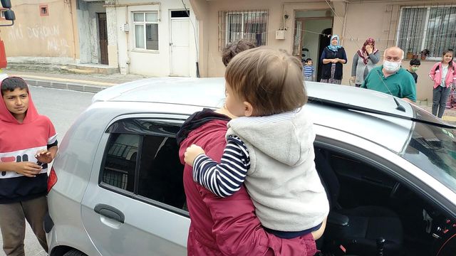 kendisini arabaya kilitleyen sevimli bebek 12 14180824 o
