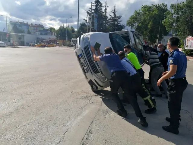 Kırmızı ışık ihlali kazaya neden oldu: 4 yaralı Kırmızı ışık ihlali kazaya neden oldu: 4 yaralı