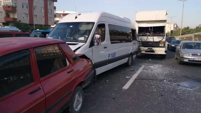 Kocaeli'de 4 aracın karıştığı zincirleme trafik kazasında iki kişi yaralandı Kocaeli'de 4 aracın karıştığı zincirleme trafik kazasında iki kişi yaralandı