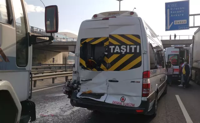 Kocaeli'de 4 aracın karıştığı zincirleme trafik kazasında iki kişi yaralandı Kocaeli'de 4 aracın karıştığı zincirleme trafik kazasında iki kişi yaralandı