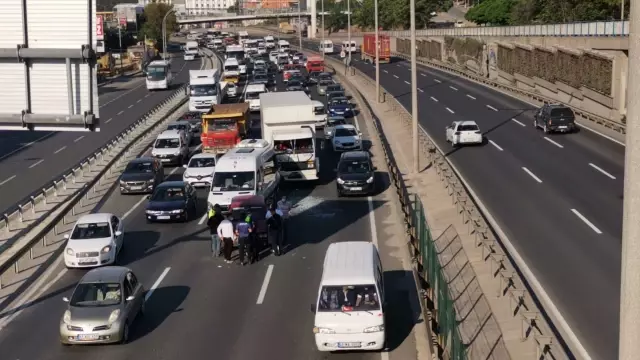 Kocaeli'de 4 aracın karıştığı zincirleme trafik kazasında iki kişi yaralandı Kocaeli'de 4 aracın karıştığı zincirleme trafik kazasında iki kişi yaralandı