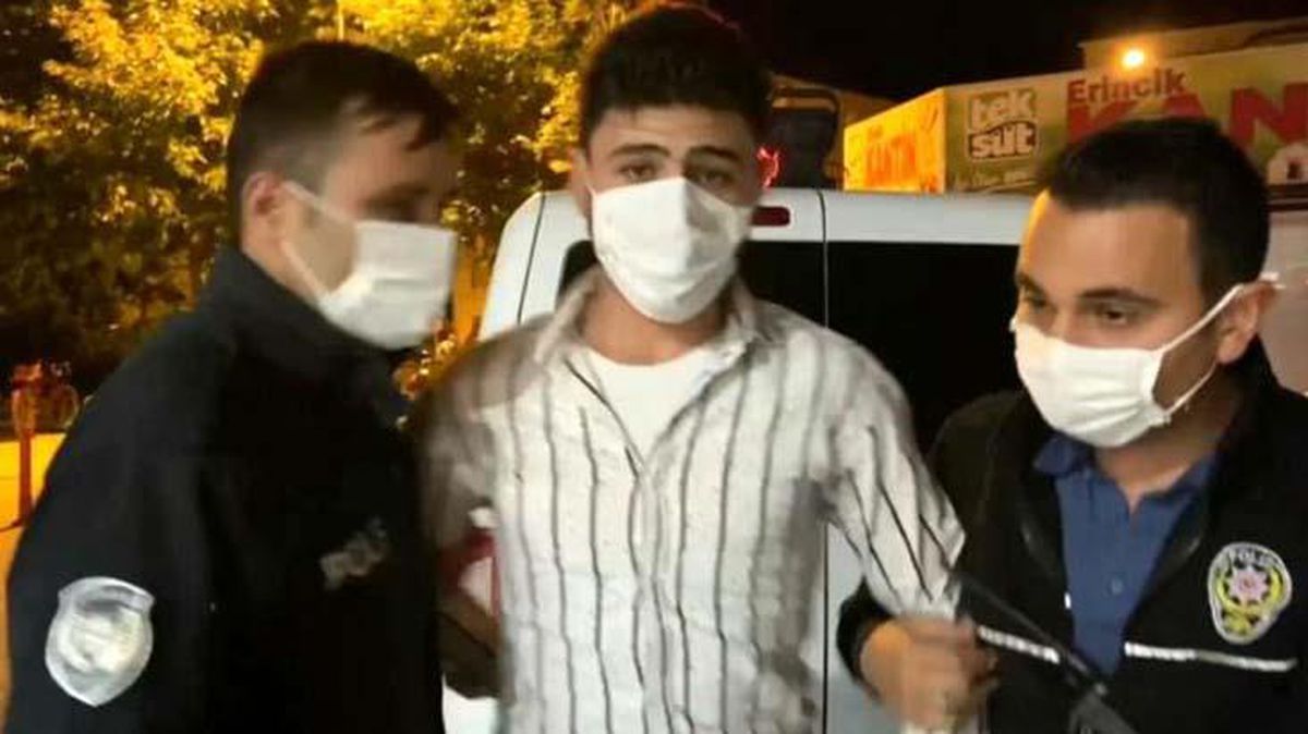 Polis kokartı ile insanları kandıran adam gerçek polise yakalandı