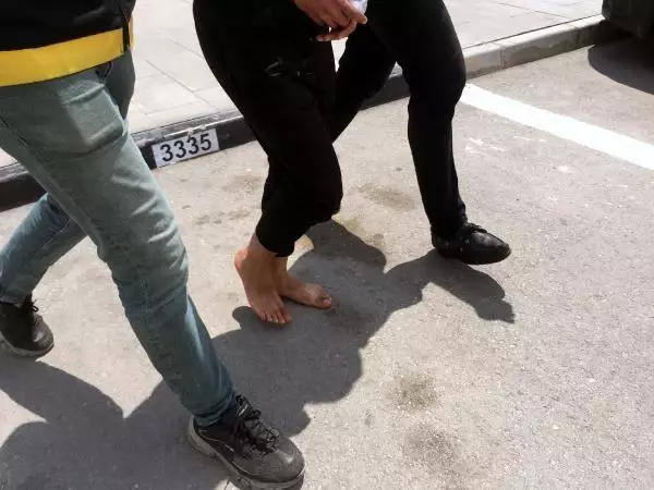 Son dakika haberleri | Polisi görünce kaçtı; yalın ayak yakalanıp emniyete götürüldü Son dakika haberleri | Polisi görünce kaçtı; yalın ayak yakalanıp emniyete götürüldü
