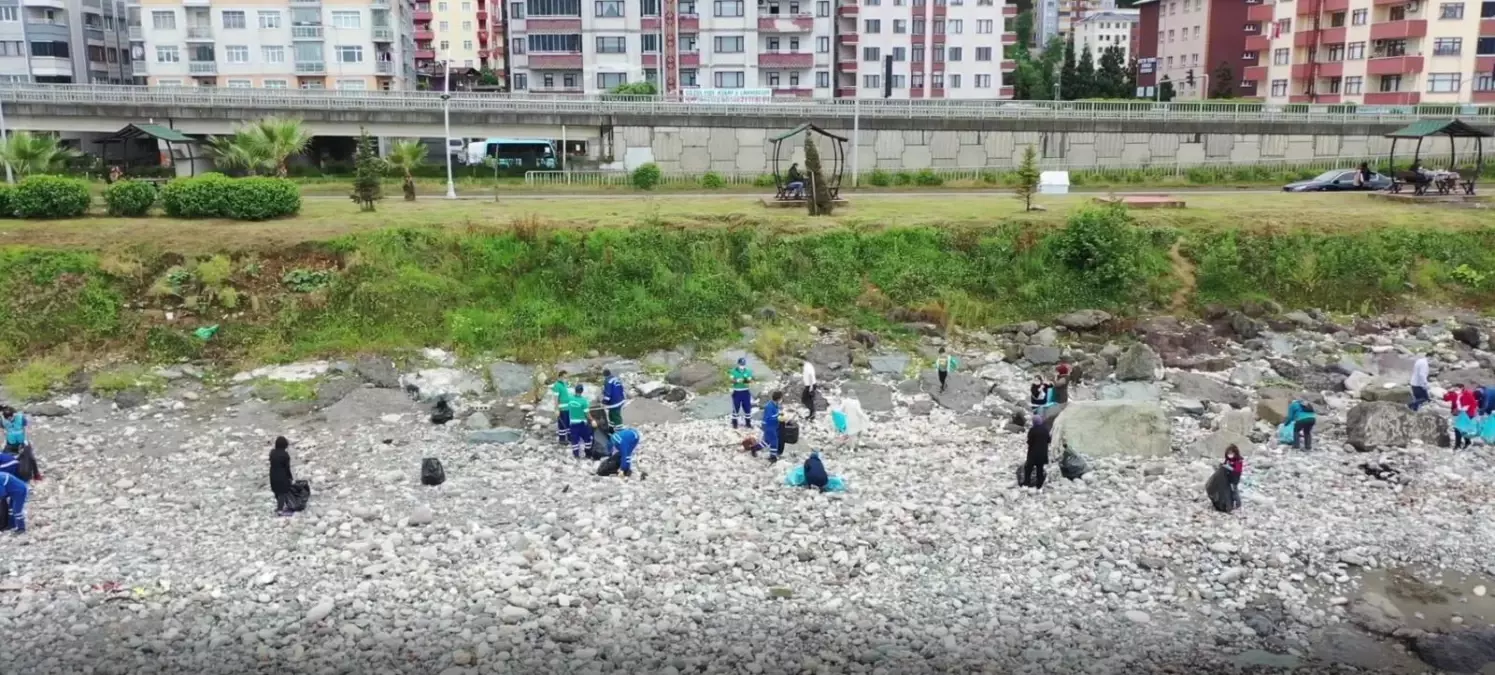 Rizeliler Dünya Çevre Günü kapsamında sahili baştan aşağı temizlediler
