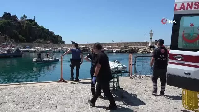 Rüzgarın devirdiği cankurtaran kulesinin altında kalan vatandaş yaralandı Rüzgarın devirdiği cankurtaran kulesinin altında kalan vatandaş yaralandı