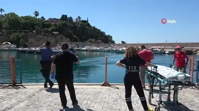 Rüzgarın devirdiği cankurtaran kulesinin altında kalan vatandaş yaralandı Rüzgarın devirdiği cankurtaran kulesinin altında kalan vatandaş yaralandı
