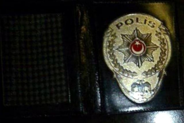 Polis kokartı ile insanları kandıran adam gerçek polislere yakalandı