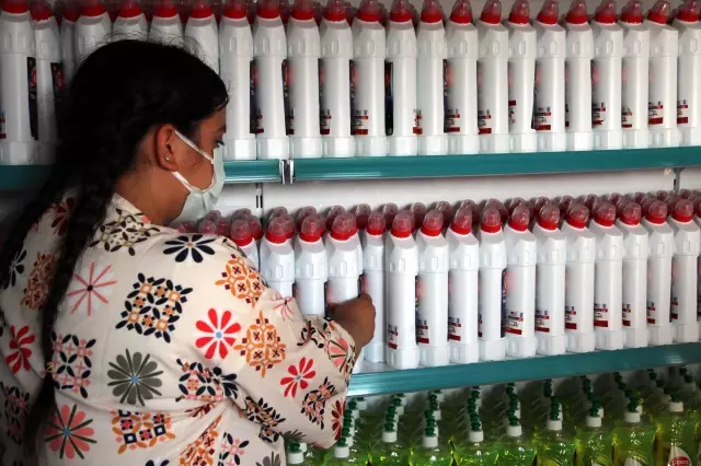 Şanlıurfalılar atıklarını getirdikleri marketten temizlik malzemesi alıp dönüyorlar