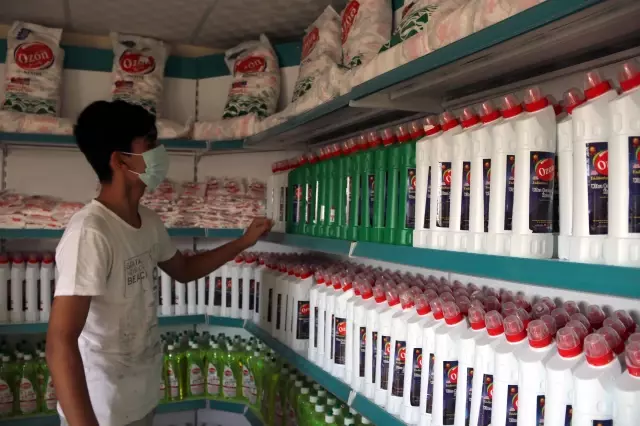 Şanlıurfalılar atıklarını getirdikleri marketten temizlik malzemesi alıp dönüyorlar