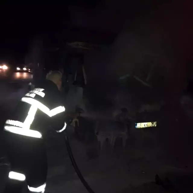 Seyir halindeki kamyonet yandı Seyir halindeki kamyonet yandı