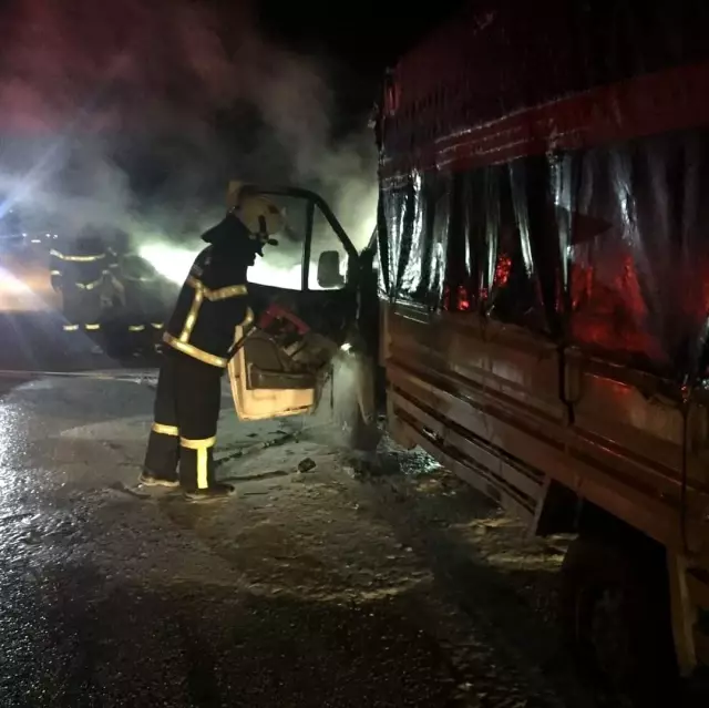 Seyir halindeki kamyonet yandı Seyir halindeki kamyonet yandı