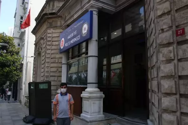 ŞİŞLİ'DE TEMİZLİK İŞÇİSİ KALDIRIMDA BULDUĞU 1500 EUROYU SAHİBİNE ULAŞTIRDI
