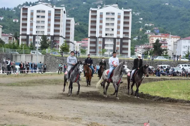 Trabzon'da 4. Rahvan At Yarışları gerçekleştirildi Trabzon'da 4. Rahvan At Yarışları gerçekleştirildi