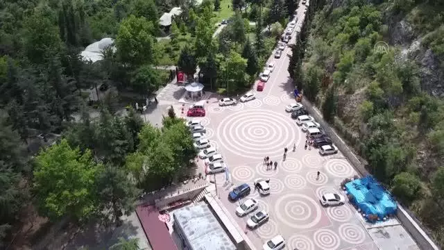 Vatandaşlar kademeli normalleşmenin ilk cumartesi gününde Şeyh Edebali Türbesi'ni doldurdu Vatandaşlar kademeli normalleşmenin ilk cumartesi gününde Şeyh Edebali Türbesi'ni doldurdu