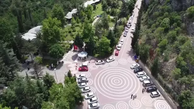 Vatandaşlar kademeli normalleşmenin ilk cumartesi gününde Şeyh Edebali Türbesi'ni doldurdu Vatandaşlar kademeli normalleşmenin ilk cumartesi gününde Şeyh Edebali Türbesi'ni doldurdu