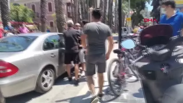 YOL ORTASINDA SOPALI KAVGAYI ESNAF ÖNLEDİ YOL ORTASINDA SOPALI KAVGAYI ESNAF ÖNLEDİ
