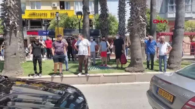 YOL ORTASINDA SOPALI KAVGAYI ESNAF ÖNLEDİ YOL ORTASINDA SOPALI KAVGAYI ESNAF ÖNLEDİ