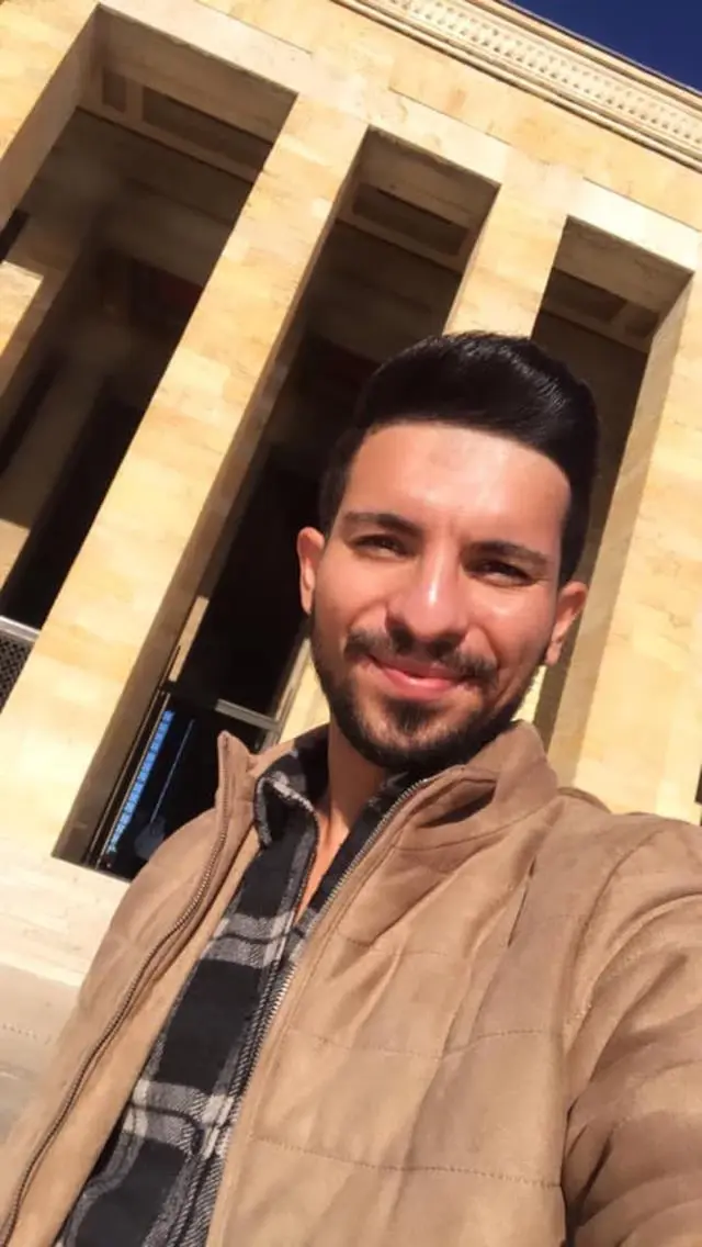 Yoldan çıkarak ağaca giren otomobildeki genç hayatını kaybetti