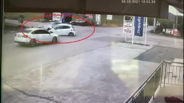 3'ü çocuk 4 kişinin yaralandığı kaza kamerada 3'ü çocuk 4 kişinin yaralandığı kaza kamerada
