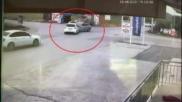 3'ü çocuk 4 kişinin yaralandığı kaza kamerada 3'ü çocuk 4 kişinin yaralandığı kaza kamerada