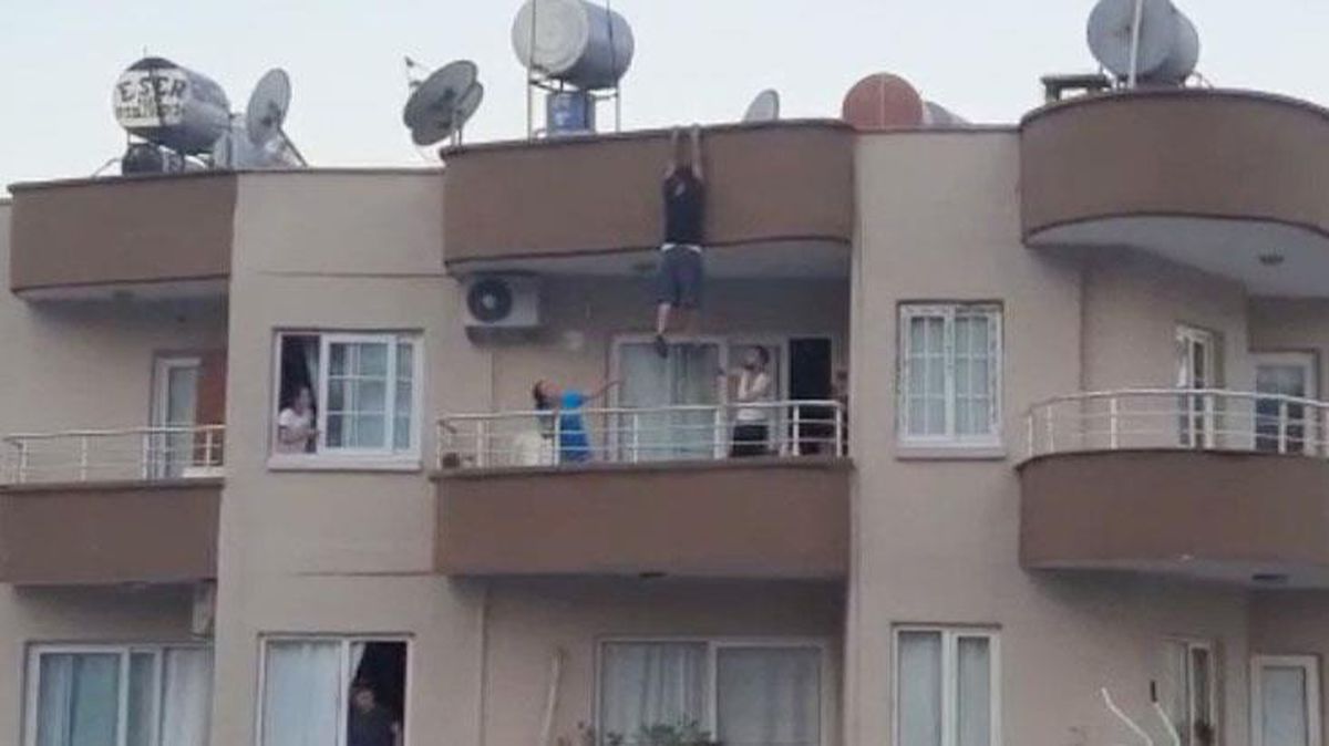 5 katlı binanın çatısına çıkan şahıs, beşinci katın balkonuna düşerek böyle kurtuldu