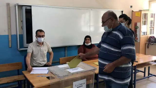İskenderun - Vatandaşlar muhtarlık seçimi için sandık başında İskenderun - Vatandaşlar muhtarlık seçimi için sandık başında