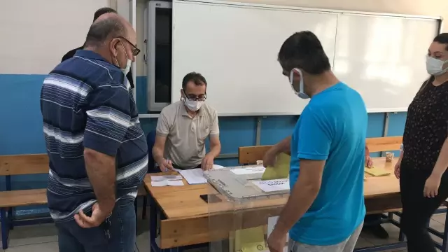 İskenderun - Vatandaşlar muhtarlık seçimi için sandık başında İskenderun - Vatandaşlar muhtarlık seçimi için sandık başında