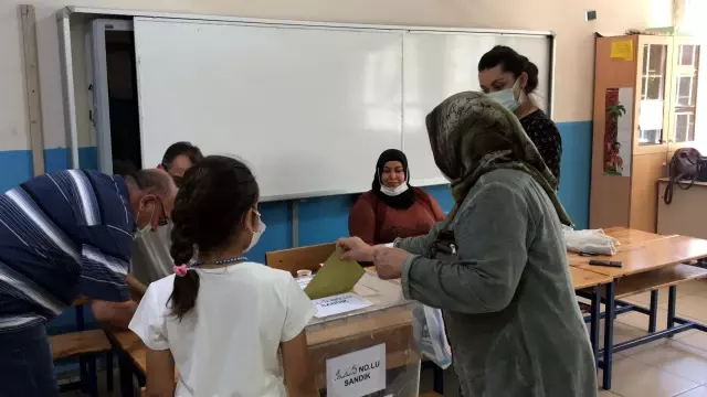 İskenderun - Vatandaşlar muhtarlık seçimi için sandık başında İskenderun - Vatandaşlar muhtarlık seçimi için sandık başında