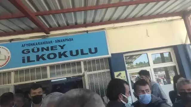AFYONKARAHİSAR - Güney beldesinde belediye başkanlığı seçiminde kavga çıktı AFYONKARAHİSAR - Güney beldesinde belediye başkanlığı seçiminde kavga çıktı