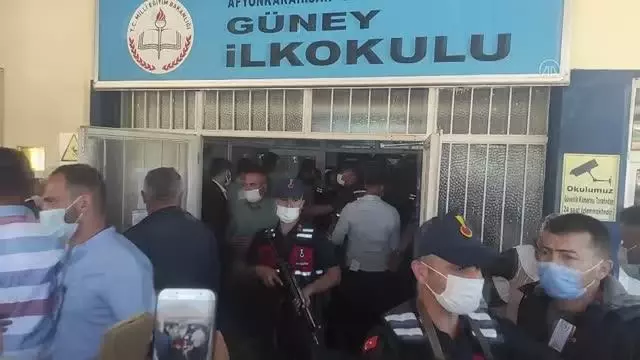 AFYONKARAHİSAR - Güney beldesinde belediye başkanlığı seçiminde kavga çıktı AFYONKARAHİSAR - Güney beldesinde belediye başkanlığı seçiminde kavga çıktı