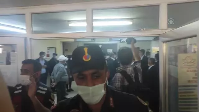 AFYONKARAHİSAR - Güney beldesinde belediye başkanlığı seçiminde kavga çıktı AFYONKARAHİSAR - Güney beldesinde belediye başkanlığı seçiminde kavga çıktı