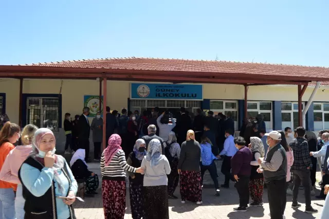 AFYONKARAHİSAR - Güney beldesinde belediye başkanlığı seçiminde kavga çıktı AFYONKARAHİSAR - Güney beldesinde belediye başkanlığı seçiminde kavga çıktı
