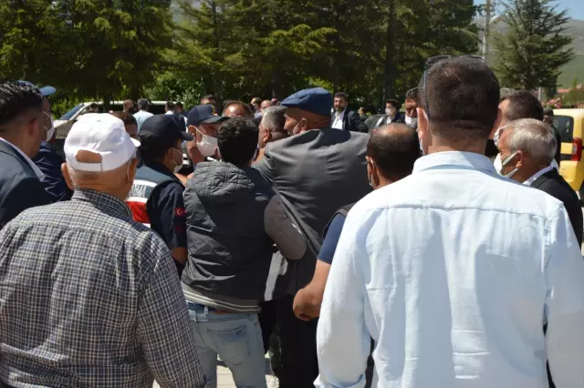 AFYONKARAHİSAR - Güney beldesinde belediye başkanlığı seçiminde kavga çıktı AFYONKARAHİSAR - Güney beldesinde belediye başkanlığı seçiminde kavga çıktı