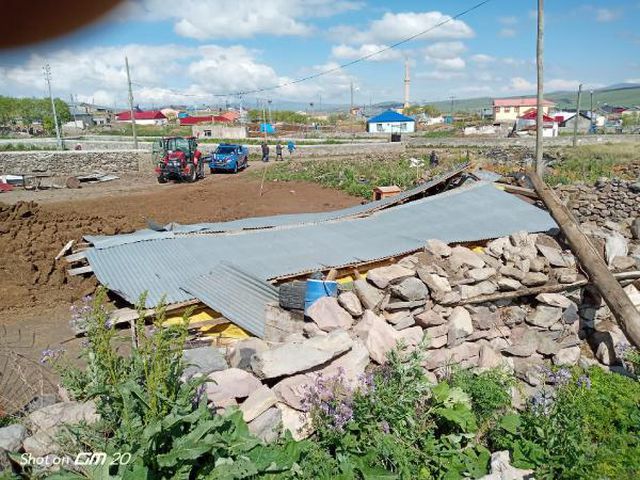 ARDAHAN'DA ÇATILARI UÇURAN HORTUM KAMERADA