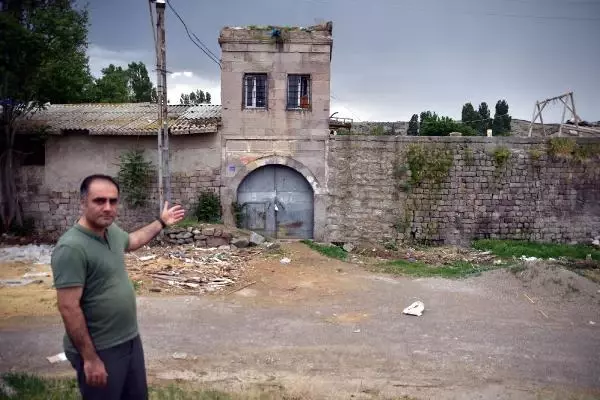Harf inkılabından önce Atatürk'ün ziyaret ettiği han, ahır olarak kullanılıyor