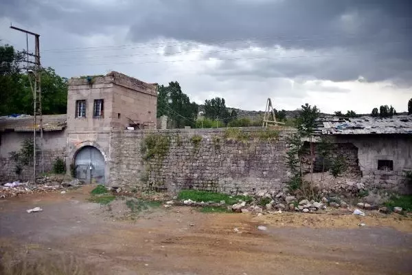 Harf inkılabından önce Atatürk'ün ziyaret ettiği han, ahır olarak kullanılıyor