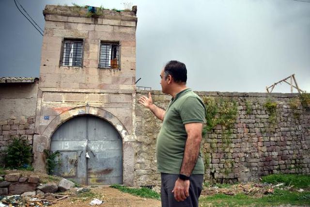 Harf inkılabından önce Atatürk'ün ziyaret ettiği han, ahır olarak kullanılıyor