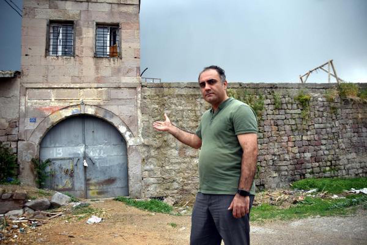 Harf inkılabından önce Atatürk'ün ziyaret ettiği han, ahır olarak kullanılıyor