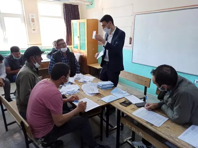 Atlıhisar köyünde Muhtar Adayı Abdullah Karakoyun, 64 oy farkıyla zafere ulaştı Atlıhisar köyünde Muhtar Adayı Abdullah Karakoyun, 64 oy farkıyla zafere ulaştı