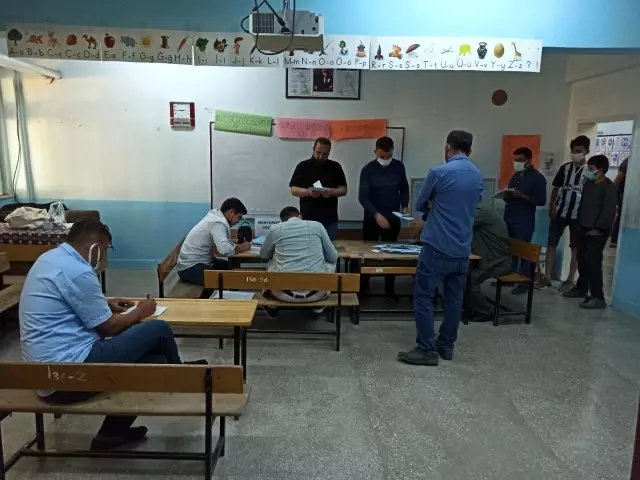 Atlıhisar köyünde Muhtar Adayı Abdullah Karakoyun, 64 oy farkıyla zafere ulaştı Atlıhisar köyünde Muhtar Adayı Abdullah Karakoyun, 64 oy farkıyla zafere ulaştı