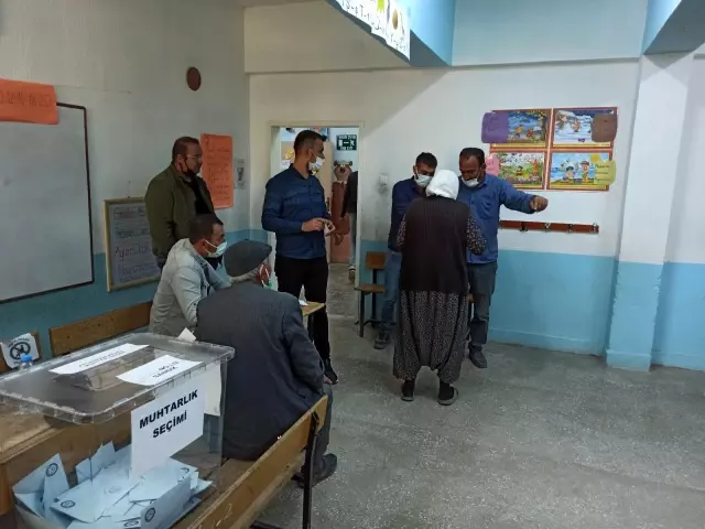 Atlıhisar köyünde muhtarlık seçiminde 6 aday kıyasıya mücadele veriyor Atlıhisar köyünde muhtarlık seçiminde 6 aday kıyasıya mücadele veriyor