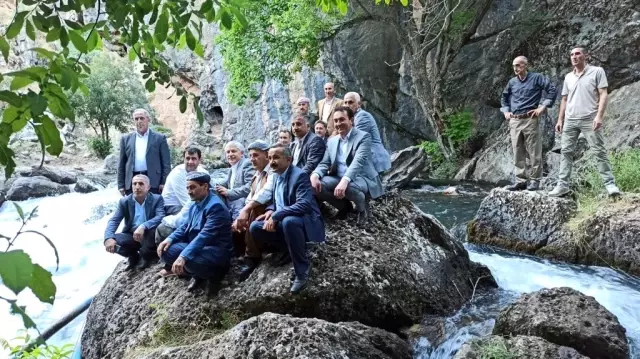 Başkan Özbek, sınırda devlet erkânını aradı Başkan Özbek, sınırda devlet erkânını aradı