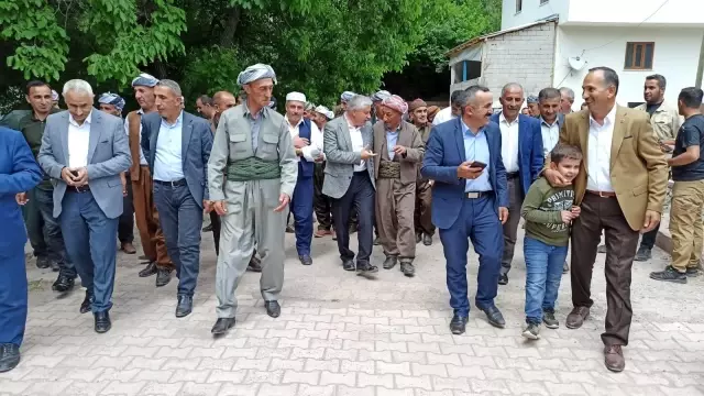 Başkan Özbek, sınırda devlet erkânını aradı Başkan Özbek, sınırda devlet erkânını aradı