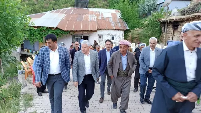 Başkan Özbek, sınırda devlet erkânını aradı Başkan Özbek, sınırda devlet erkânını aradı